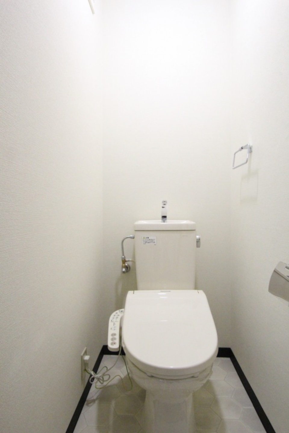 トイレはシャワートイレ付き。