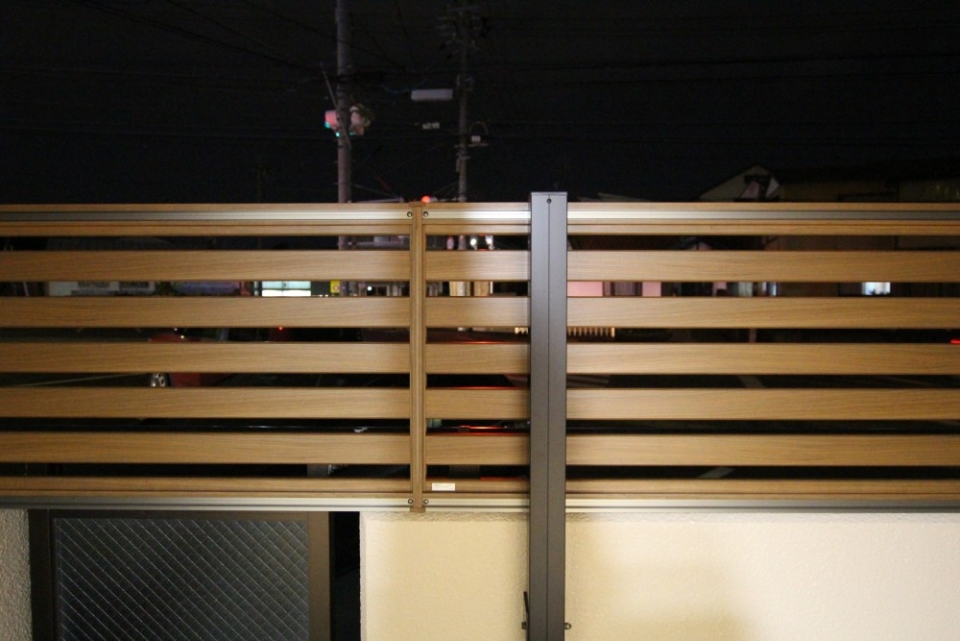 1階のお部屋の為、お部屋の目隠しを設置。