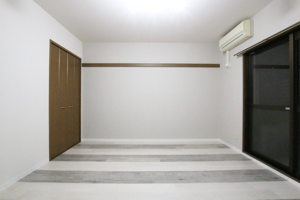 しましま部屋はほぼ正方形の8.5帖。
