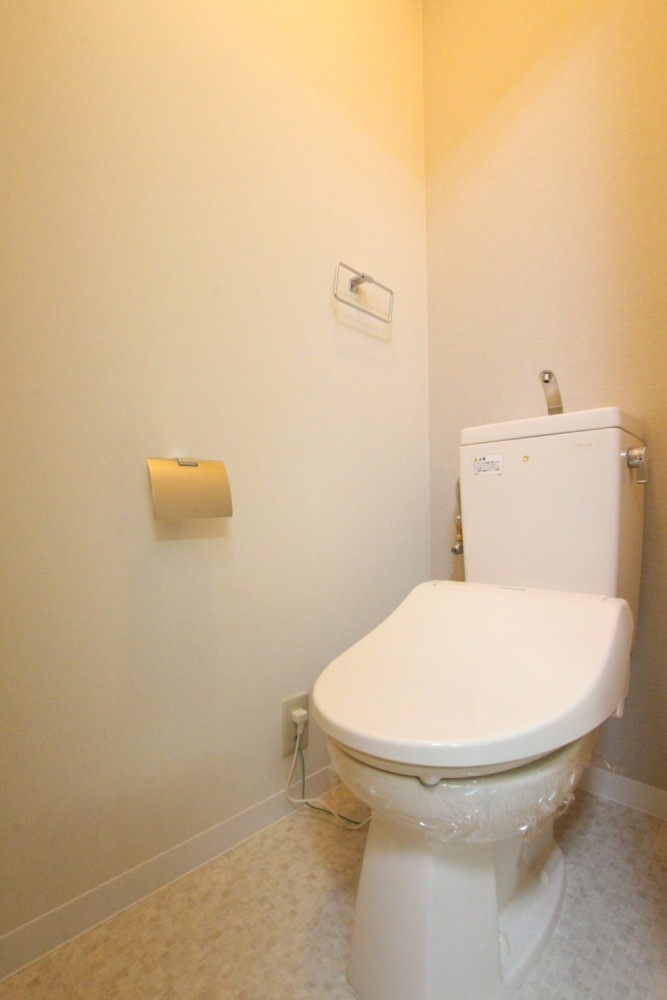 トイレはシャワートイレ付き。