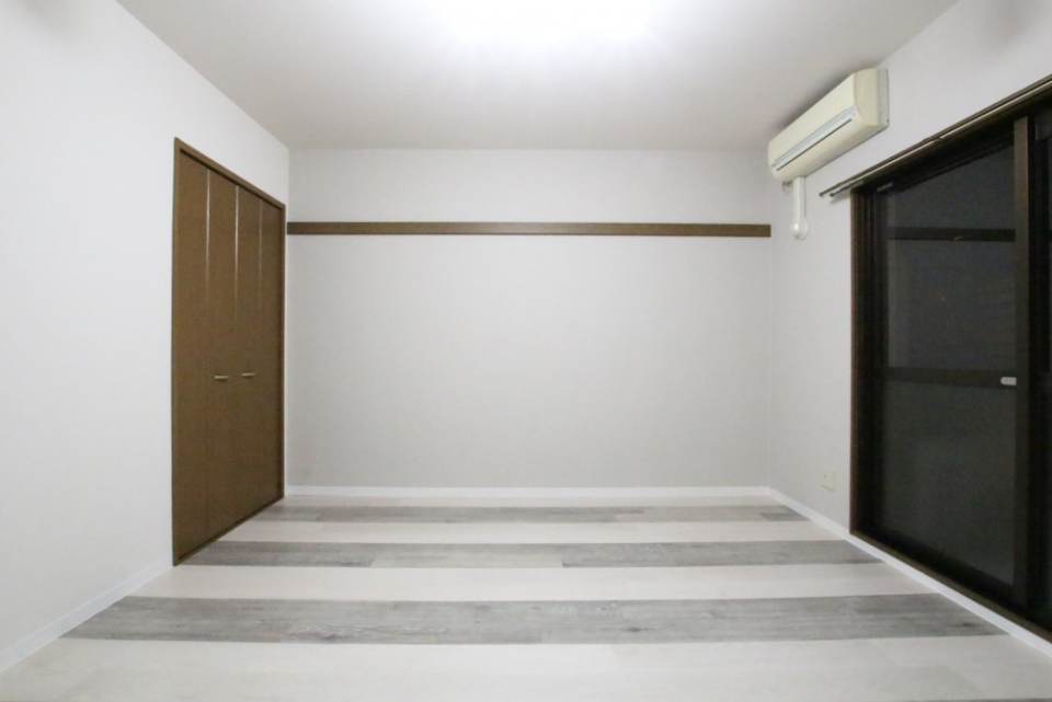 しましま部屋はほぼ正方形の8.5帖。