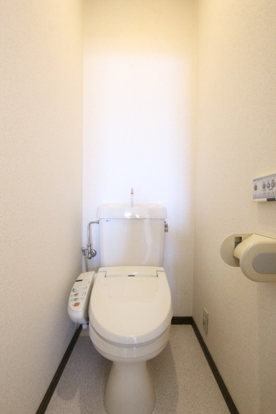 トイレはシャワートイレ付き。