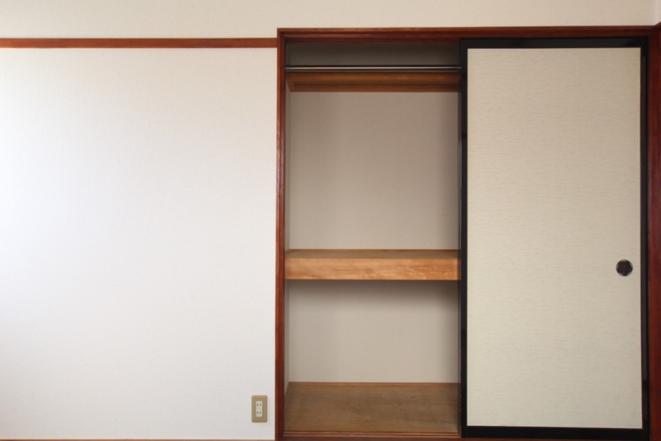 元和室の名残、収納は押入タイプ。