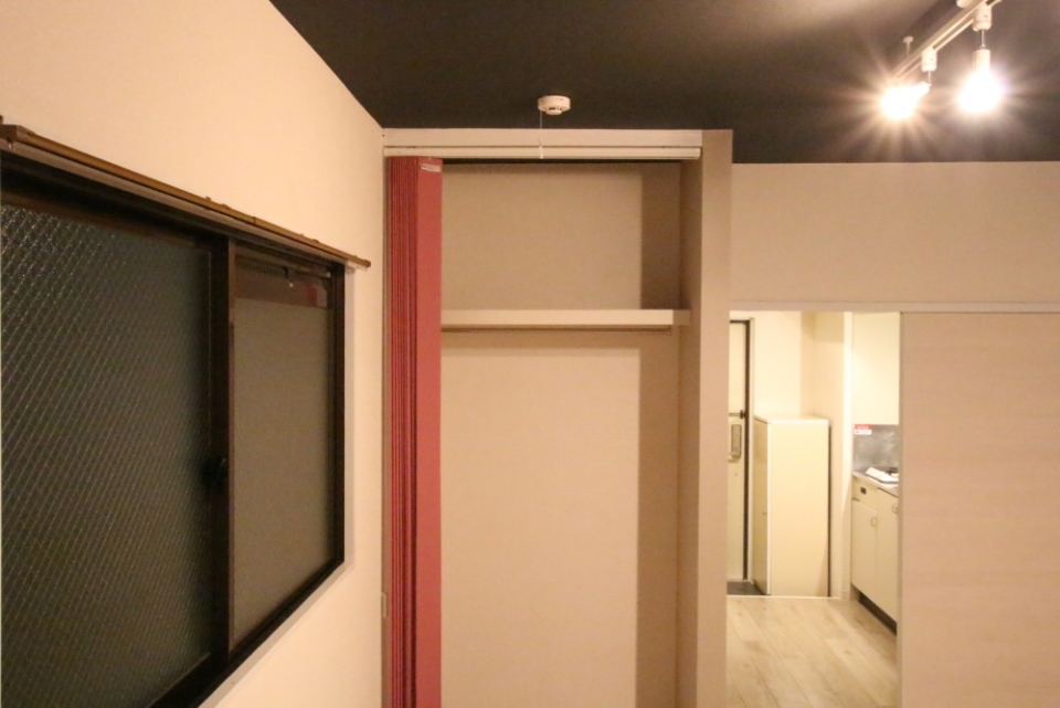 角部屋の特権、＋αの窓が部屋に光を取り入る。