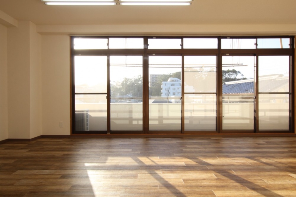 窓面が大きく光が燦々と降り注ぐ。