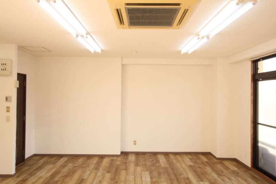 広すぎる室内は業務用エアコンでカバー。