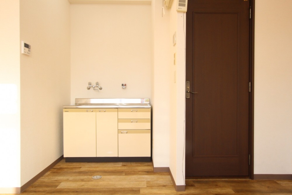 まずはキッチン、ミニサイズなのが残念だ。