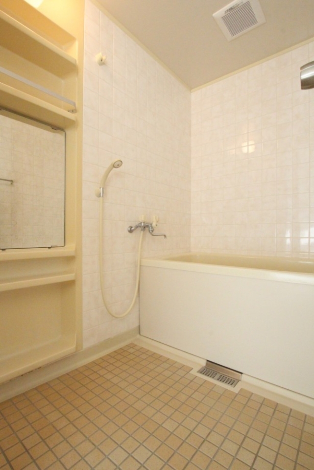 レトロな気分に浸ろうタイル張りのお風呂。