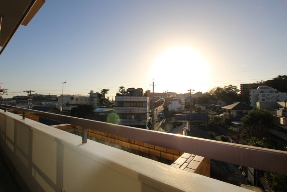 そんなバルコニーは夕日スポット。