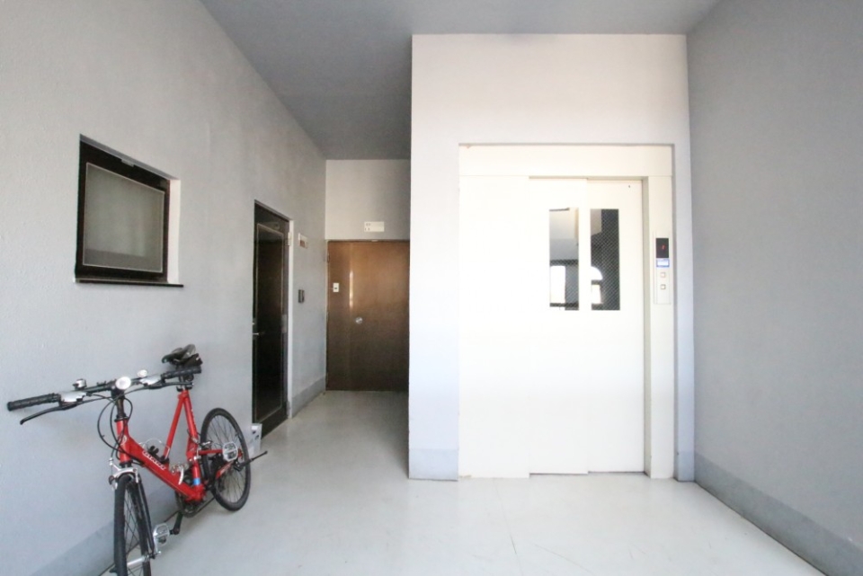 玄関ホール、館内にはエレベーター1基完備。