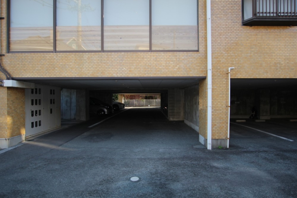 駐車場は1階ピロティー、高さ制限にはご注意を。