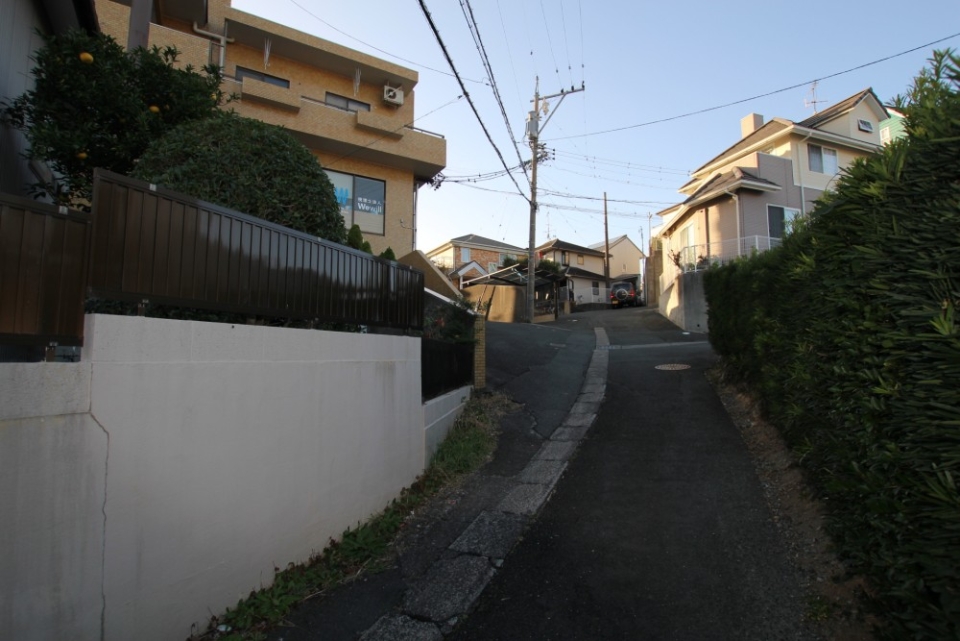 細い坂道上がり物件へ。