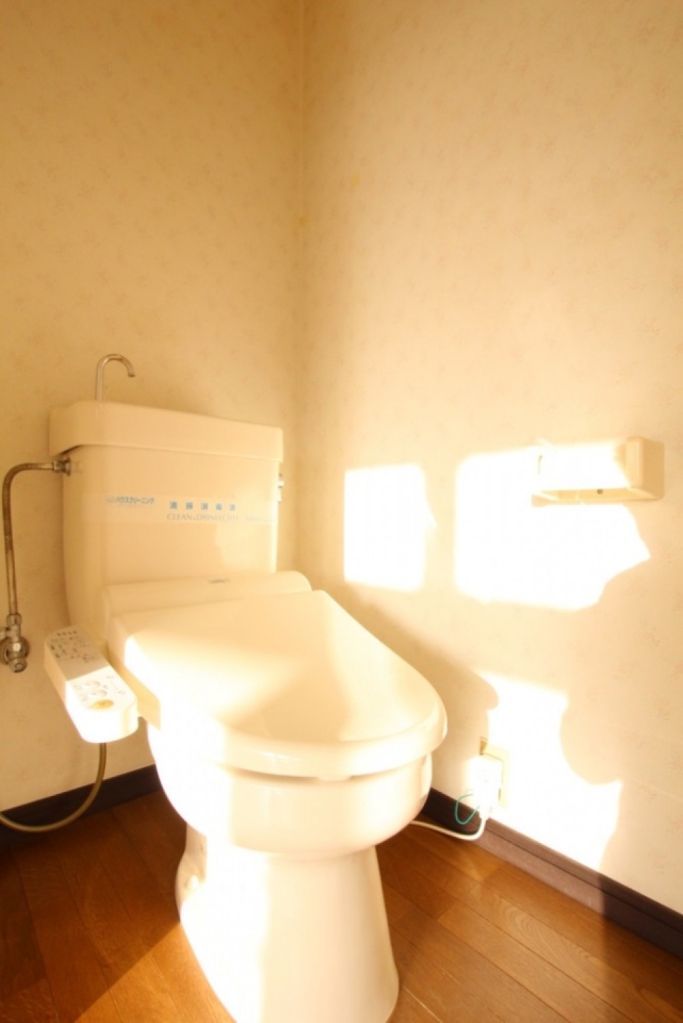 もはや必須アイテム、シャワートイレ付き。