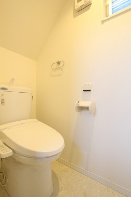 階段下のトイレは若干圧迫感を感じる。
