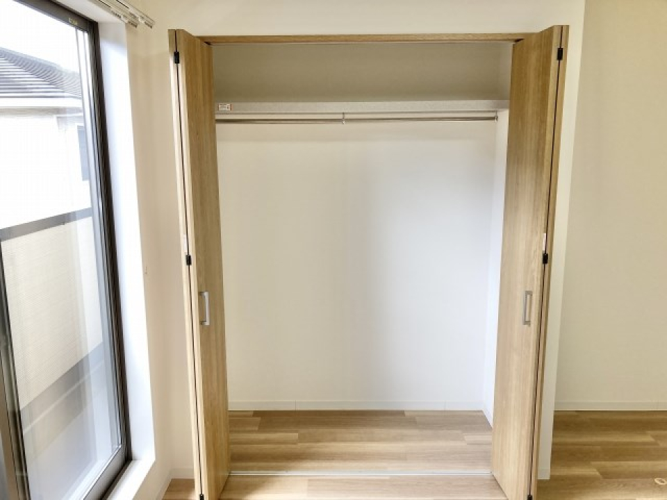 両手開きのクローゼットがあります