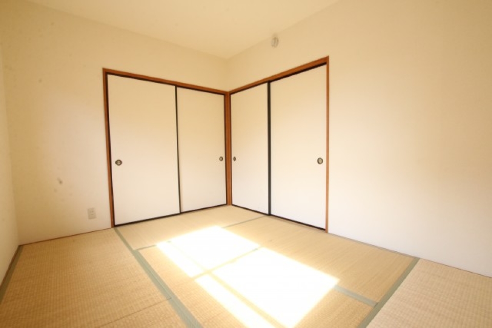 和室6帖。押し入れ付いています。