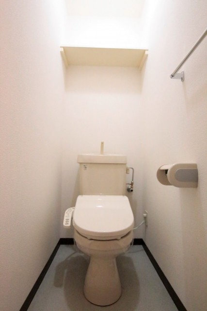 トイレは頭上に棚アリ！