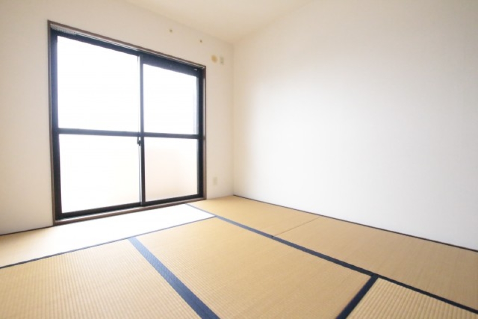 和室6帖。日当たりいいです。