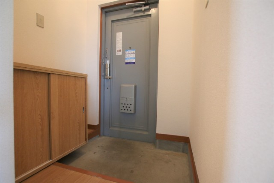 小さめのシューズボックス付きの玄関