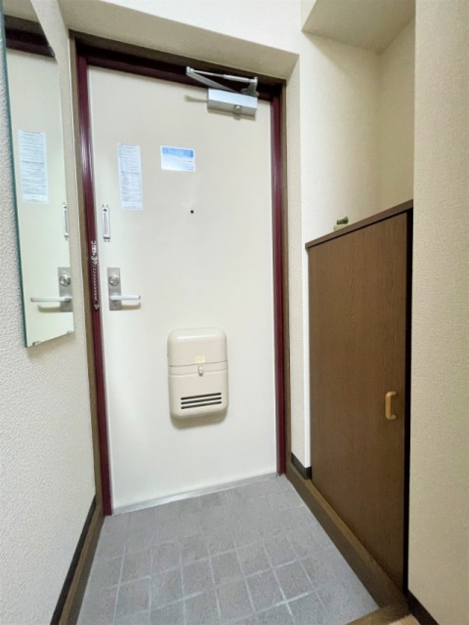シューズボックス付きの玄関。
