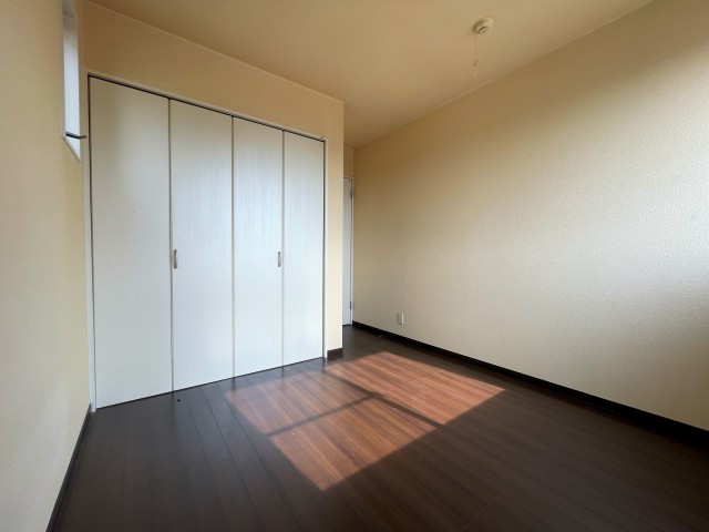 日当たり良好の洋室5帖。