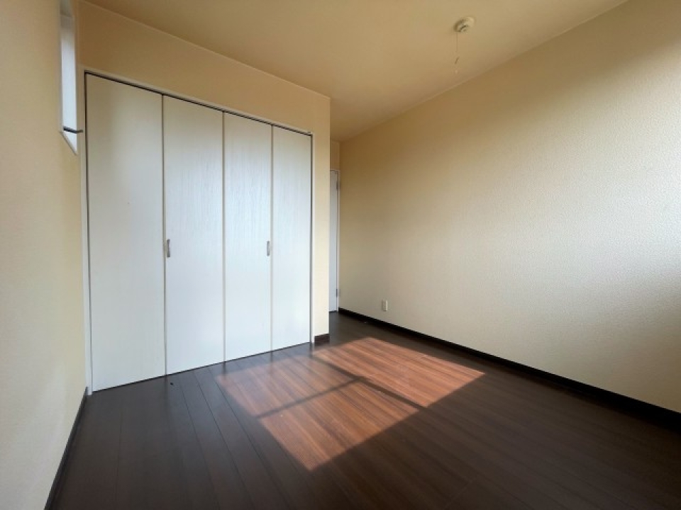 日当たり良好の洋室5帖。
