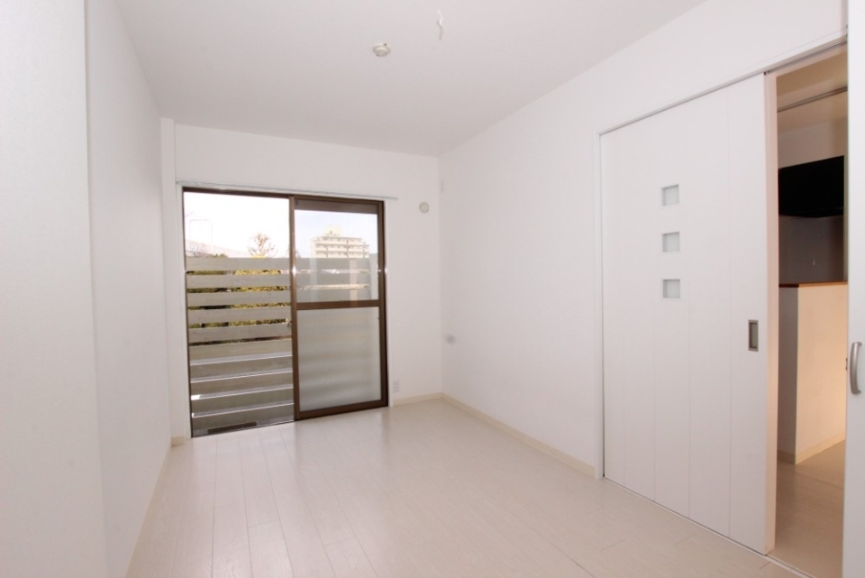 1階のお部屋ですが、窓の外には木製の目隠しが設置されています。