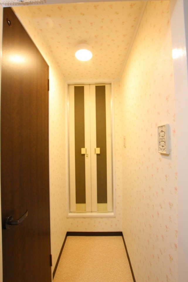 この先にトイレとお風呂がある。