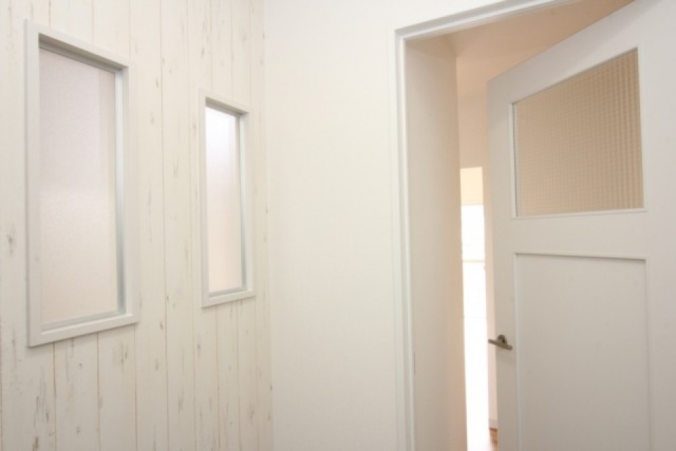 玄関に入ってすぐ左の壁の小窓、部屋につながるドア、ガラス使いが良いです