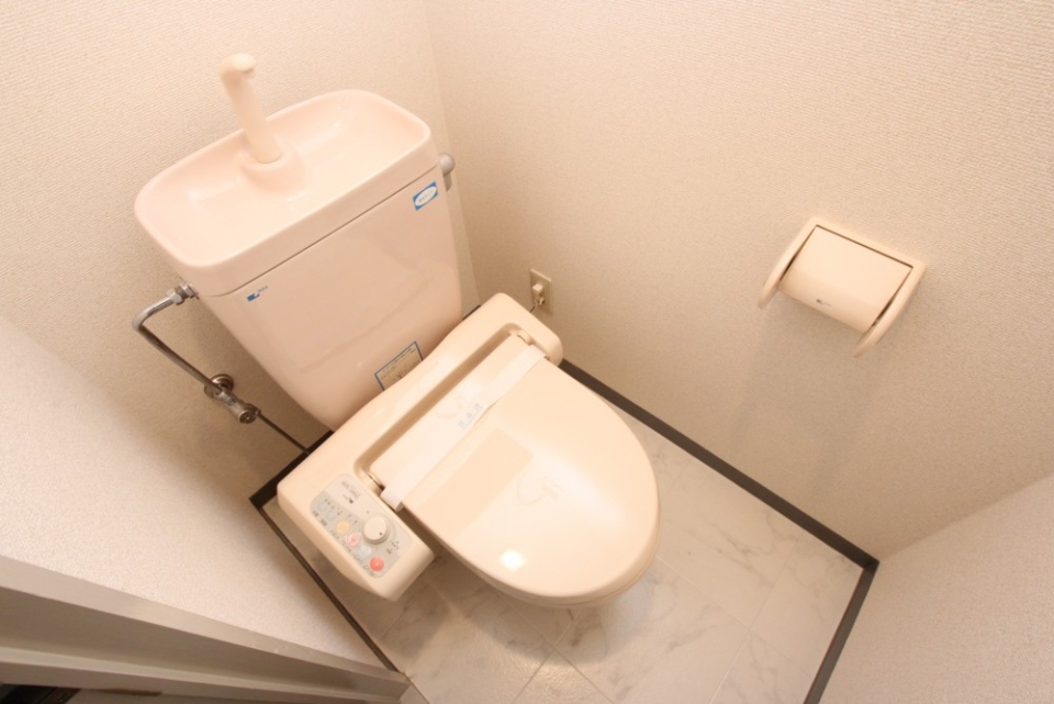 トイレはシャワー付きです