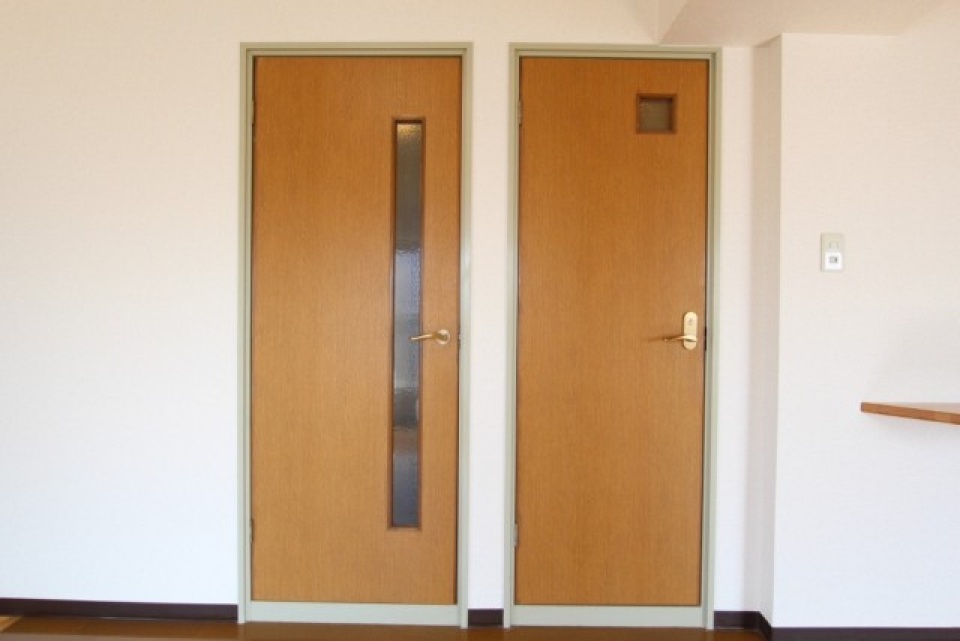 左、脱衣+浴室へ・右、トイレへ。