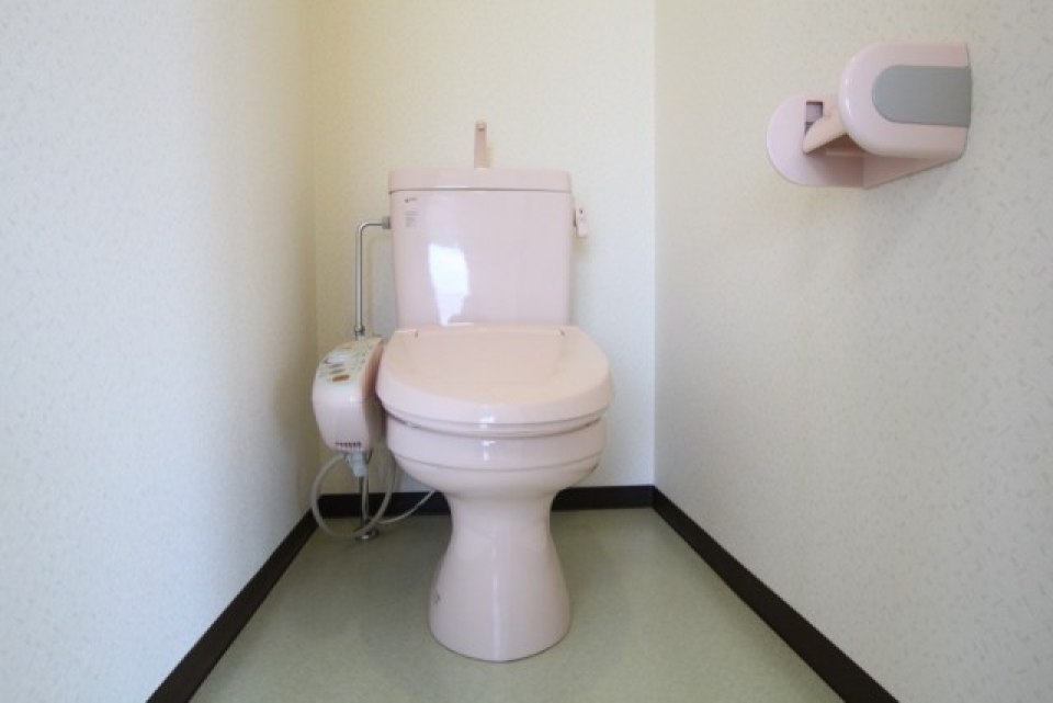 トイレはシャワートイレ付き。