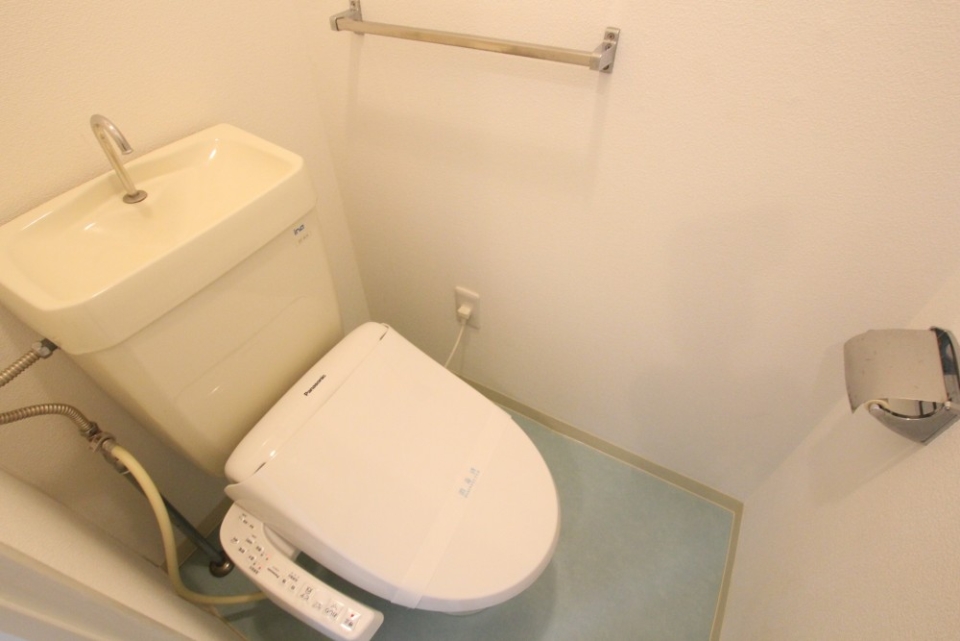 トイレはシャワートイレ付き。