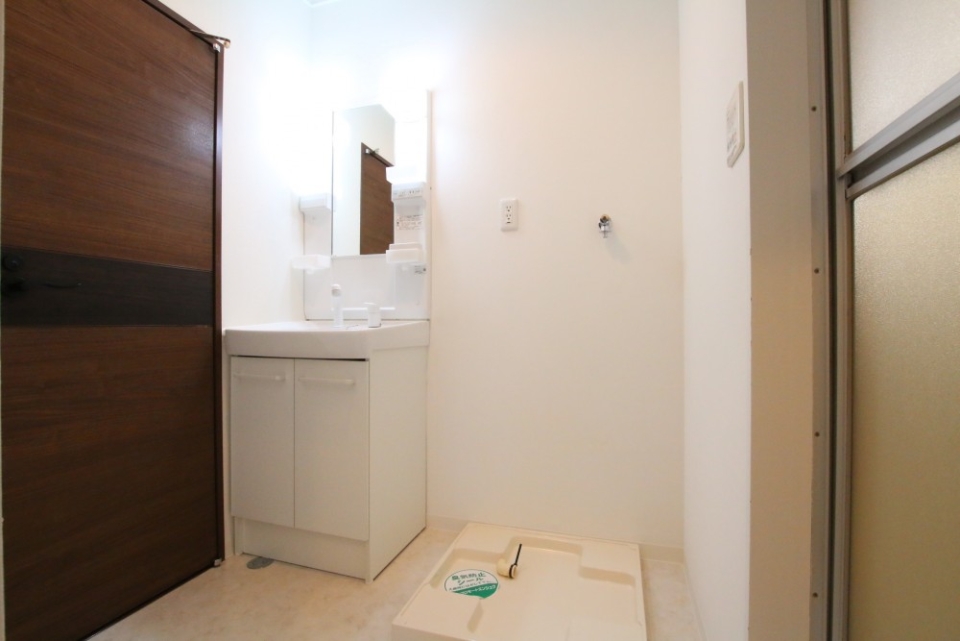 洗面所。左がトイレのドアです。