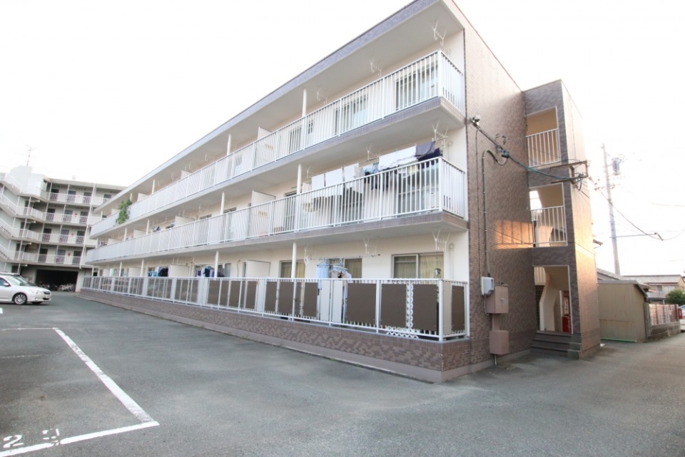 外観です。ベランダ側は駐車場です。
