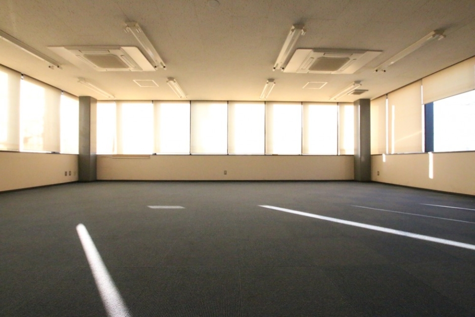 3面窓から入る光はとても明るい