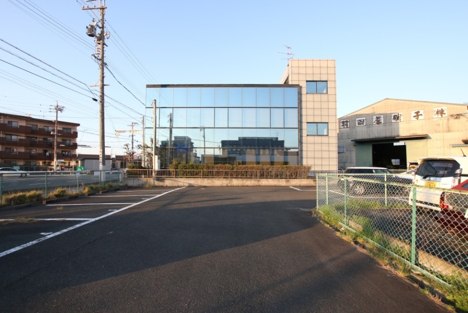 鏡面のピルが建物のしてもかっこいい。