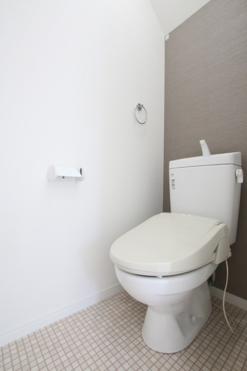 トイレもタイル調の床！