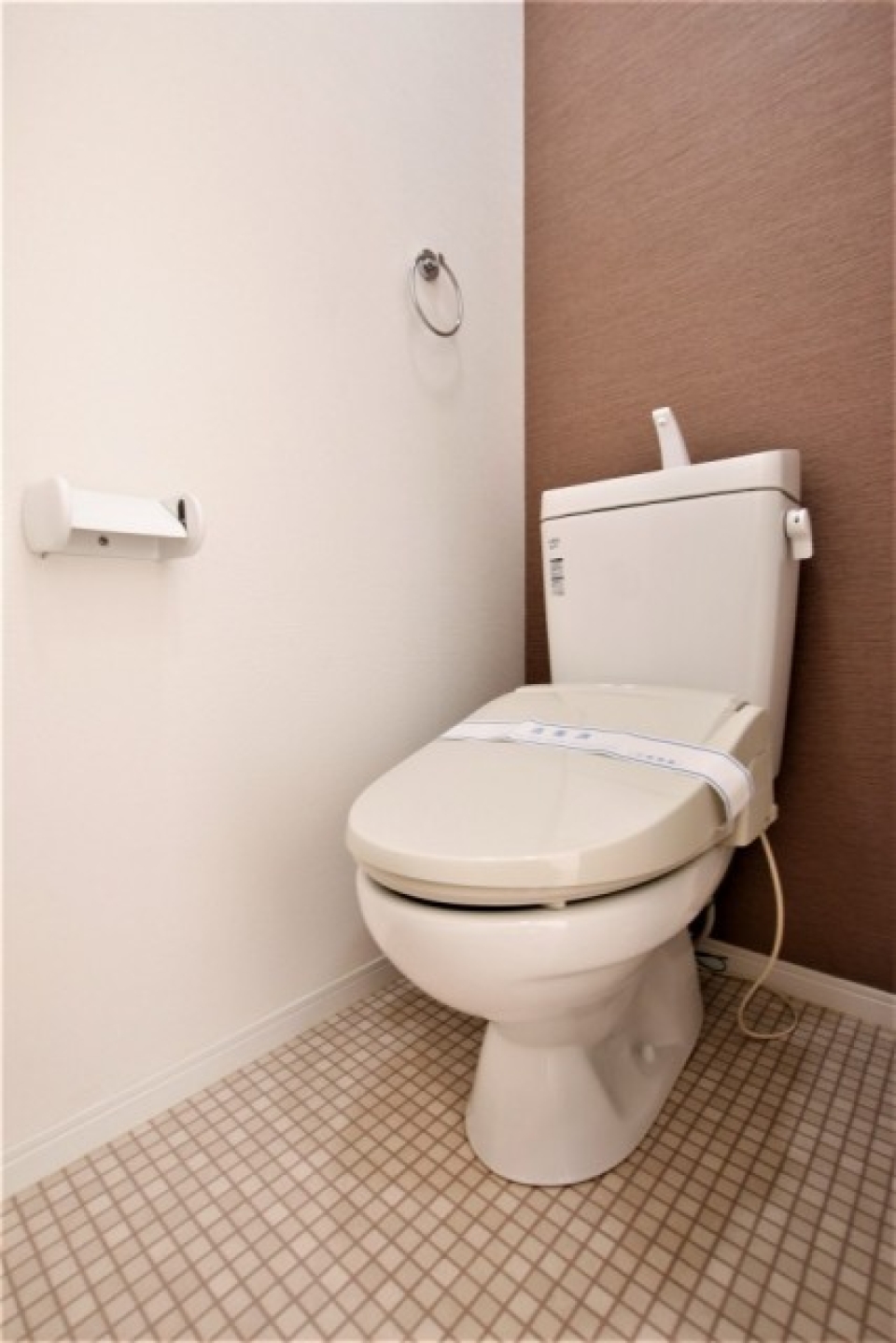 トイレもタイル調でオシャレな空間に
