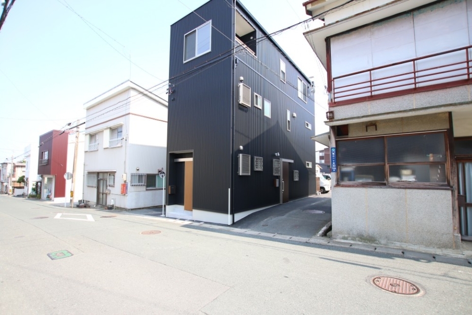 黒のイケてる建物が今回ご紹介の物件