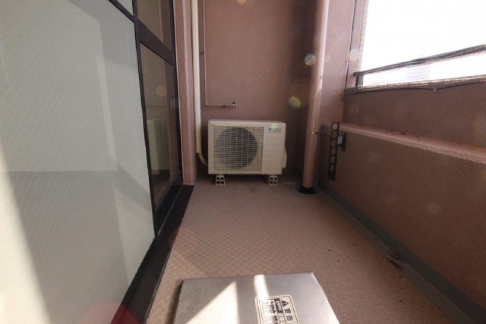 南側のベランダは洗濯干すには十分な広さ。