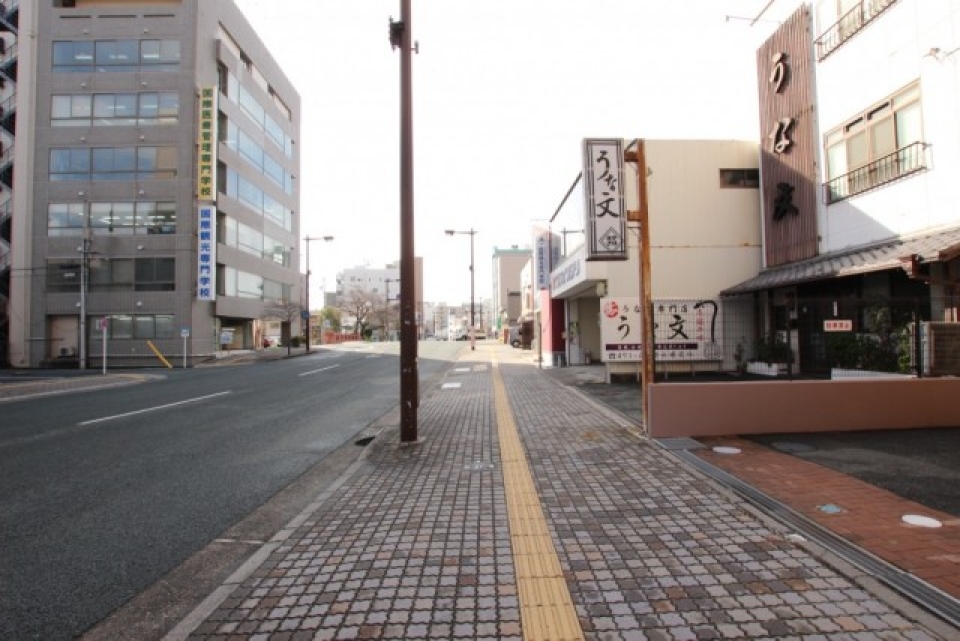 街中へのアクセスはこの道を。