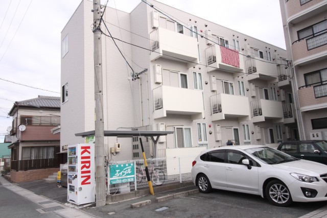 外観。バルコニーあり。
