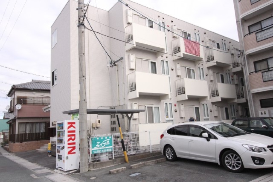 外観。バルコニーあり。