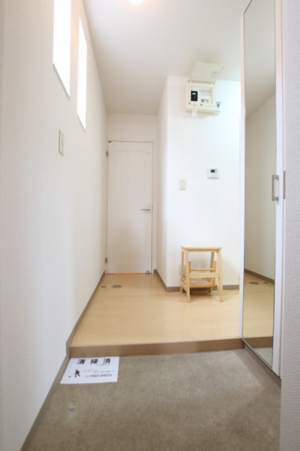 玄関です。鏡付きのシューズボックスがあります。