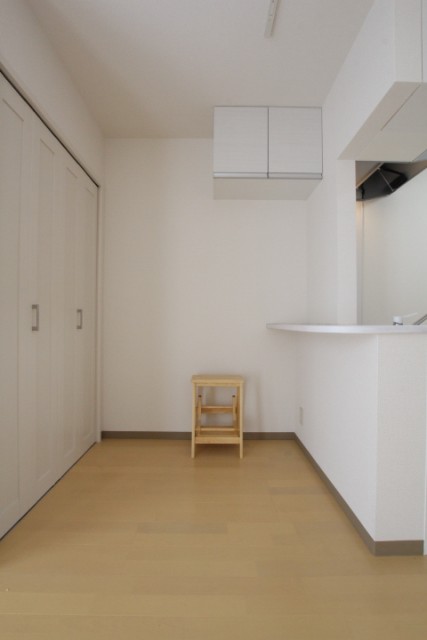 キッチンの対面側にも吊り戸、やはりここもあなた頼み。
