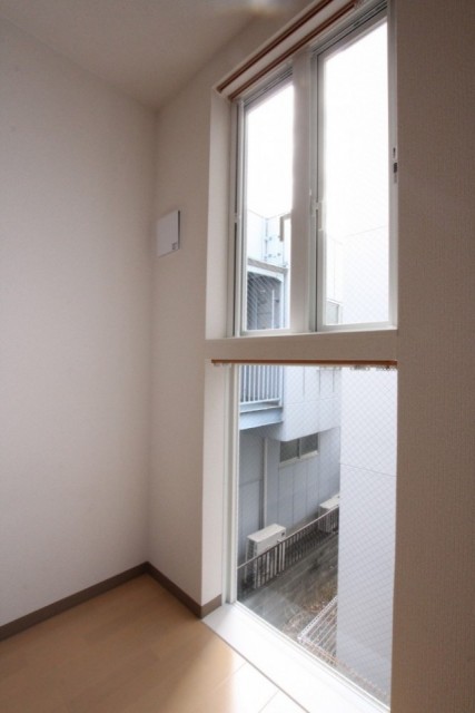 天井まで届くほどの大窓。カーテンレールは上下段それぞれについてます