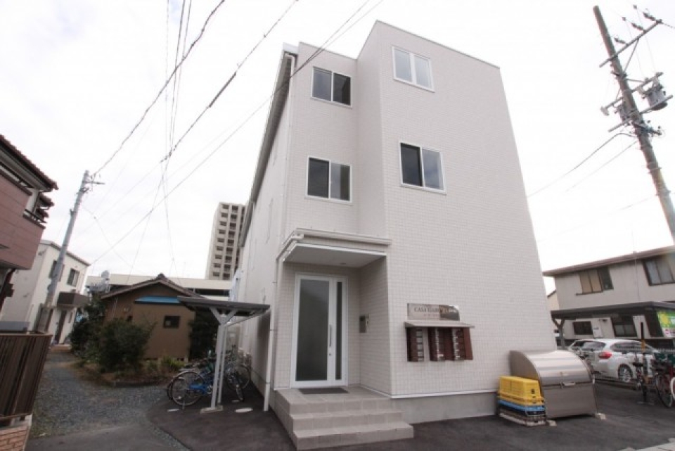 外観。外観も部屋と同様、白×シンプルです