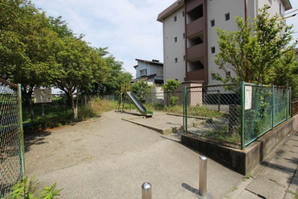 建物横の小さな公園。