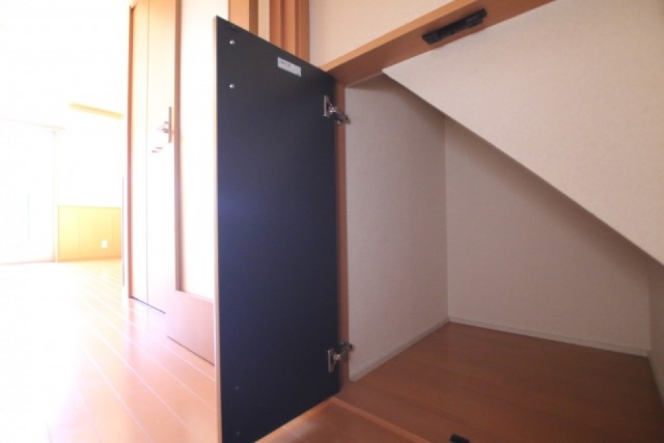 廊下にも階段下収納があります。